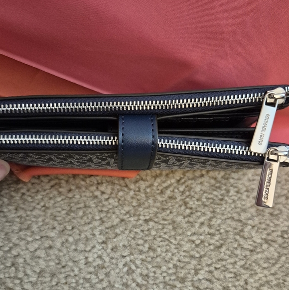 GREAT CONDITION...Michael Kors Gray/Black Signature Tote with Matching Wristlet - Picture 14 of 16